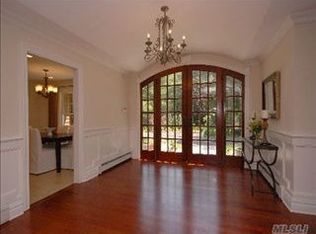 1 Longwood Rd, Port Washington, NY 11050