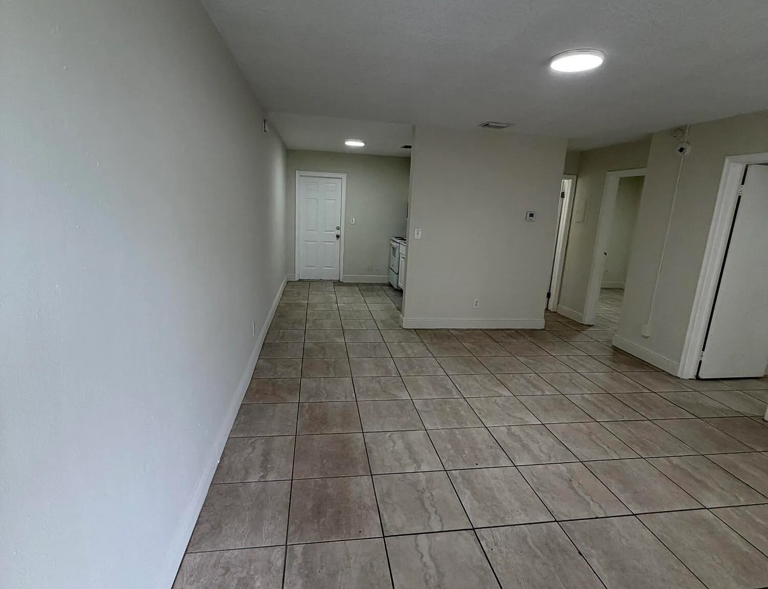 2 bed, 1.0 bath, 3713 sqft, $2,100 — Photo 2