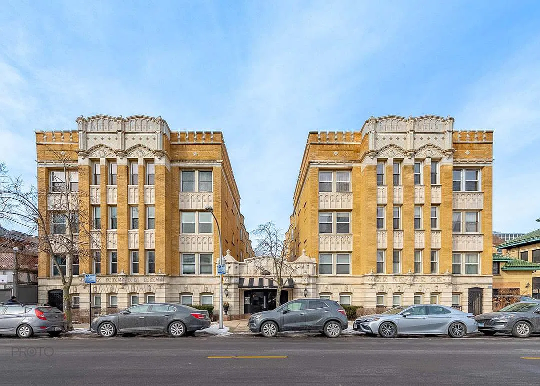 4240 N Clarendon Ave — Photo 1