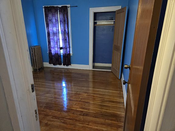 this is the bedroom for rent. You can come make it your own if intersted.