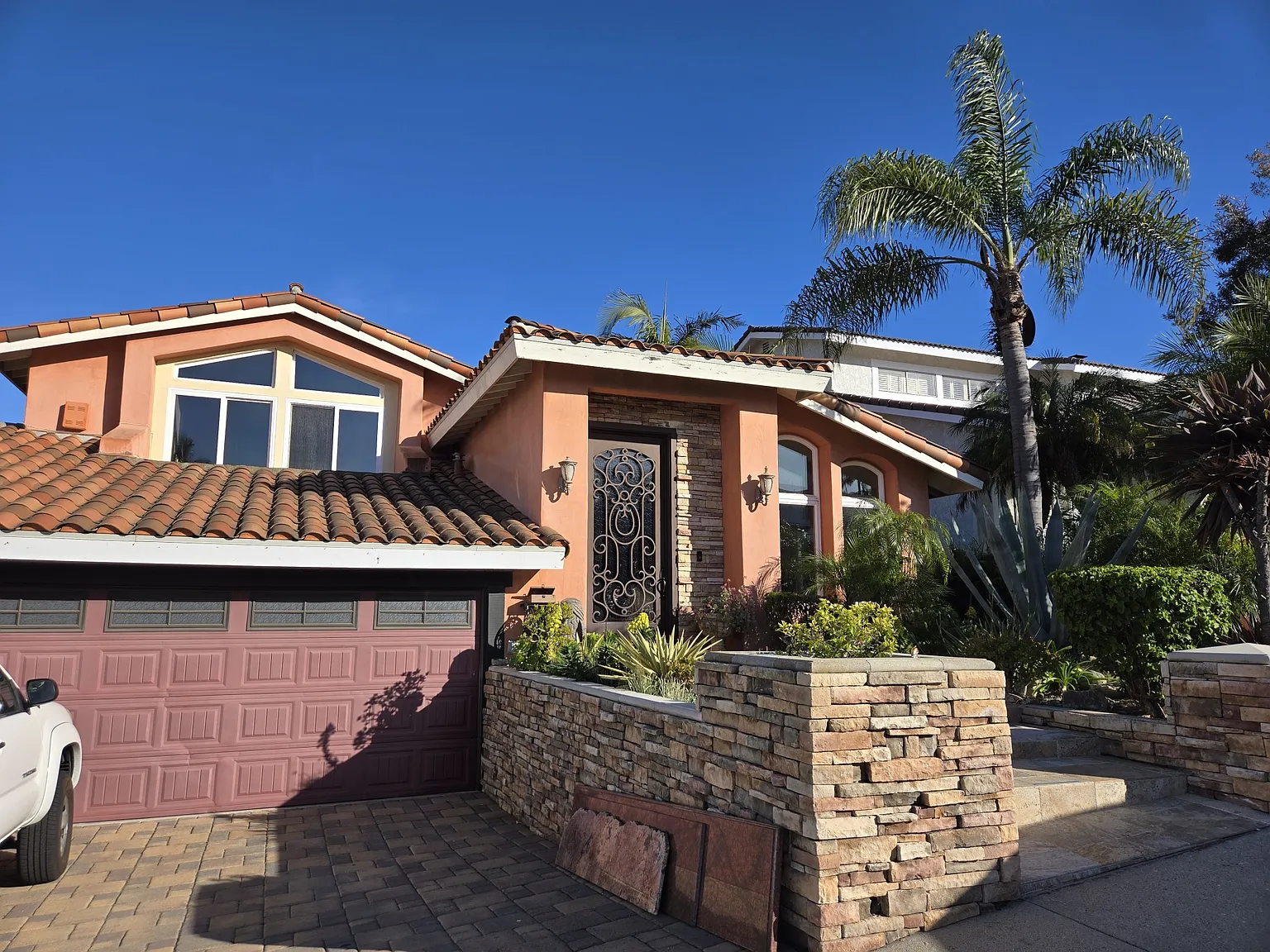 342 Lois Ln — Photo 2