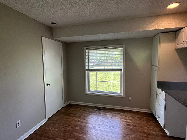 923 Hart St — Photo 5