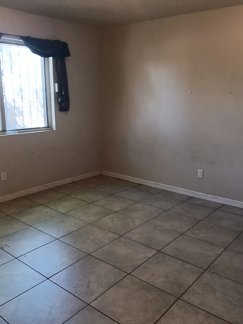 320 Grove St NE — Photo 2