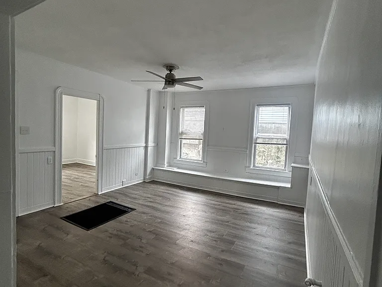  212 Burnside Ave Basem 2Bed/1Ba PetOK Laundry +Storage — Photo 8