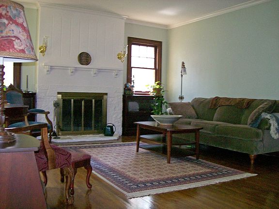 Main level livingroom w/fireplace
