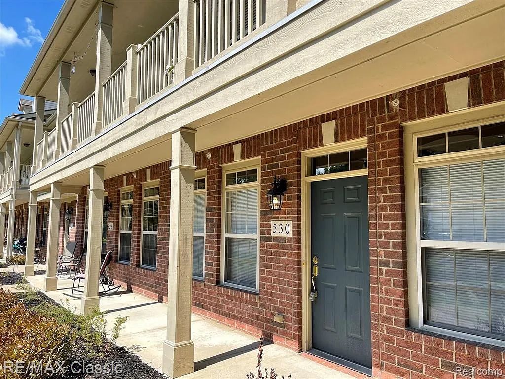 2 bed, 1034 sqft, $1,690 — Photo 2