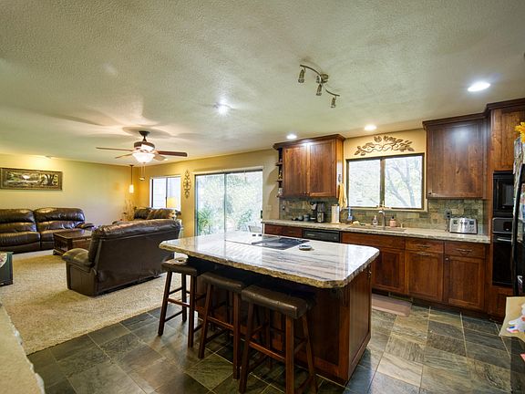 KITCHEN / FAMILY ROOM