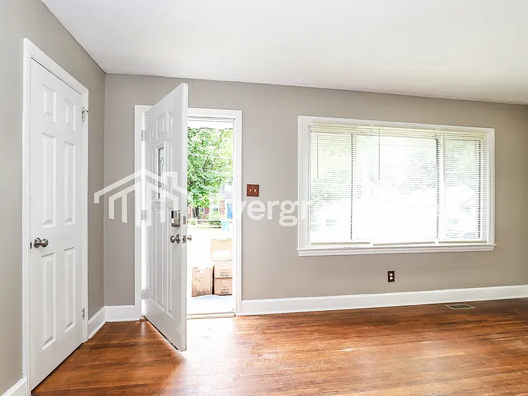 1113 Cedrow Dr — Photo 3