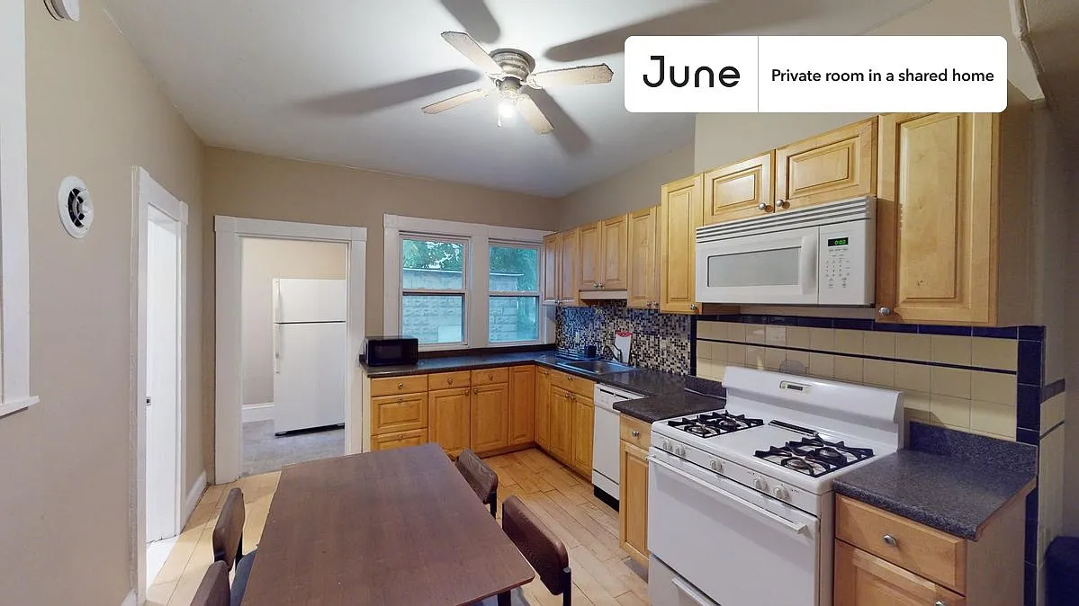 Full bedroom in 6 bed/2 bath home in Brighton #1301 E — Photo 4