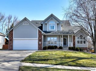 911 Roland Dr, Papillion, NE 68046