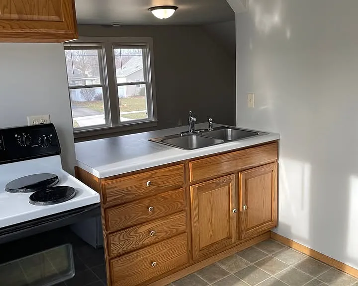 1112 S Division St — Photo 5