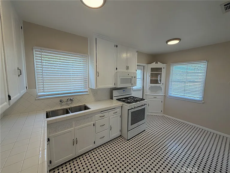 126 S Batavia St — Photo 11