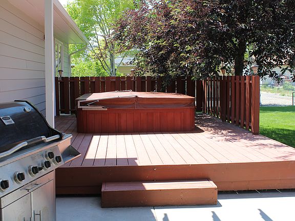 Hot Tub with Privacy Fence