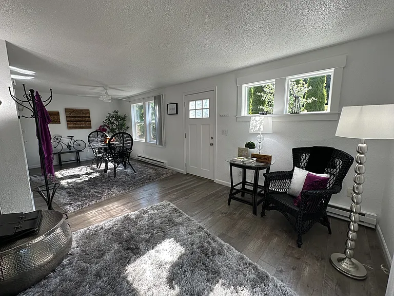 844 Phoenix St NE — Photo 2