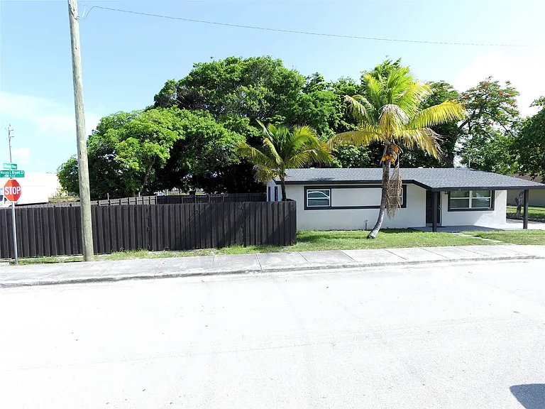 10 SW 5th Ct — Photo 24