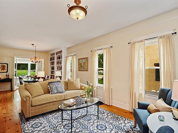 3rd image of 118 E Sheridan Pl