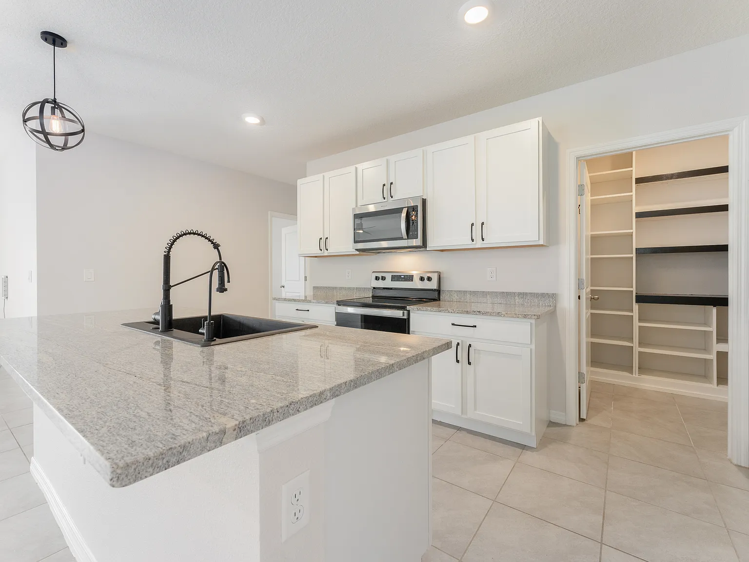 5 bed, 2447 sqft, $2,850 — Photo 4