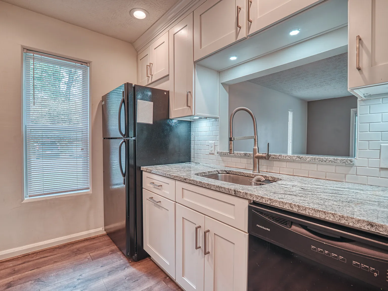 2 bed, 879 sqft, $1,650 — Photo 4
