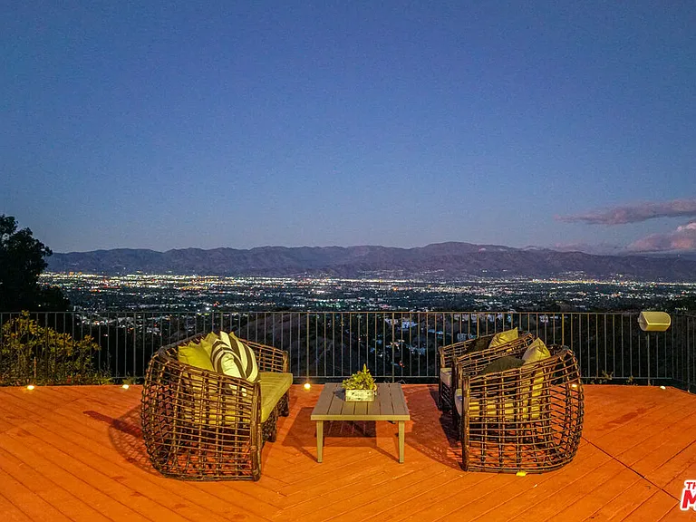 13211 Mulholland Dr — Photo 17