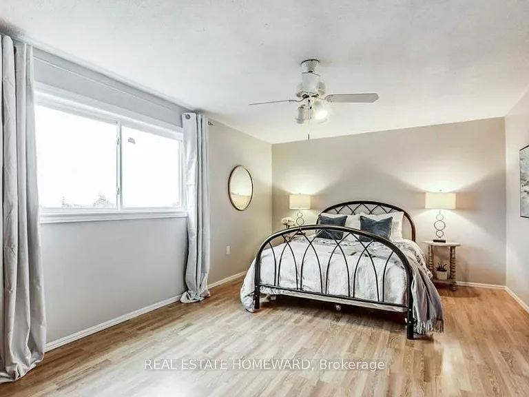 2336 Malcolm Cres — Photo 23