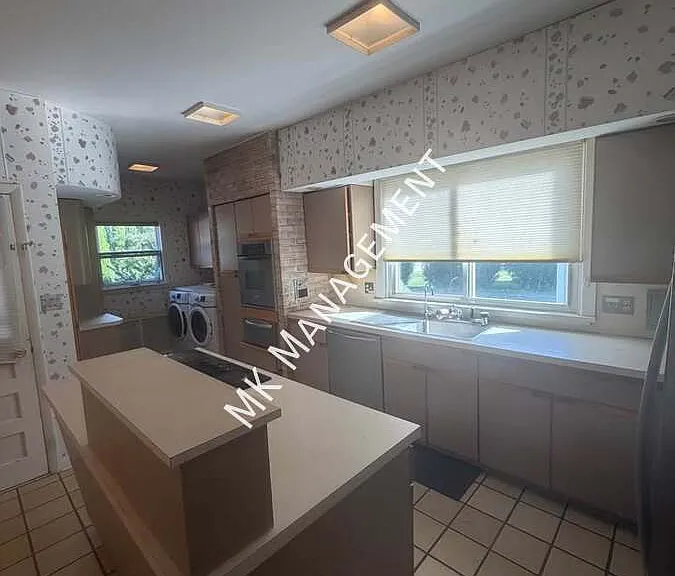 571 Charles Ave — Photo 2