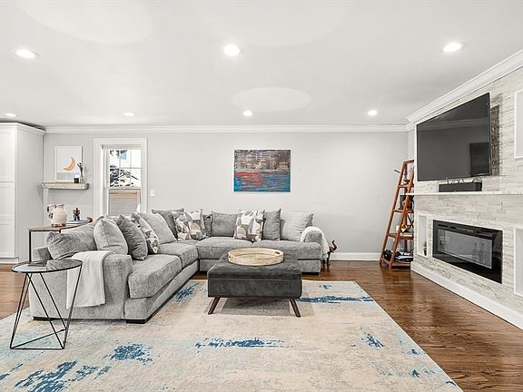 4th image of 360 Lynn St