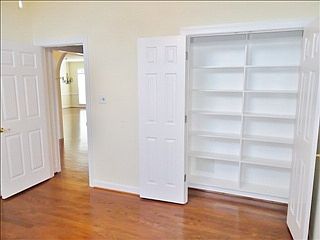 5th image of 106 Essex Ct
