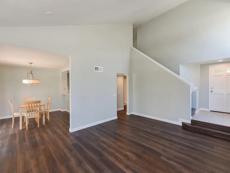 391 Stanford Ct — Photo 5