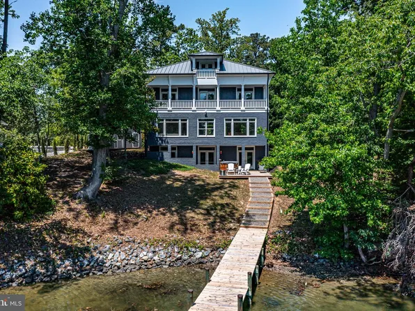 253 Golf Course Dr, Weems, VA 22576