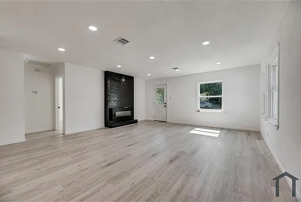 1234 McLean Ave — Photo 3