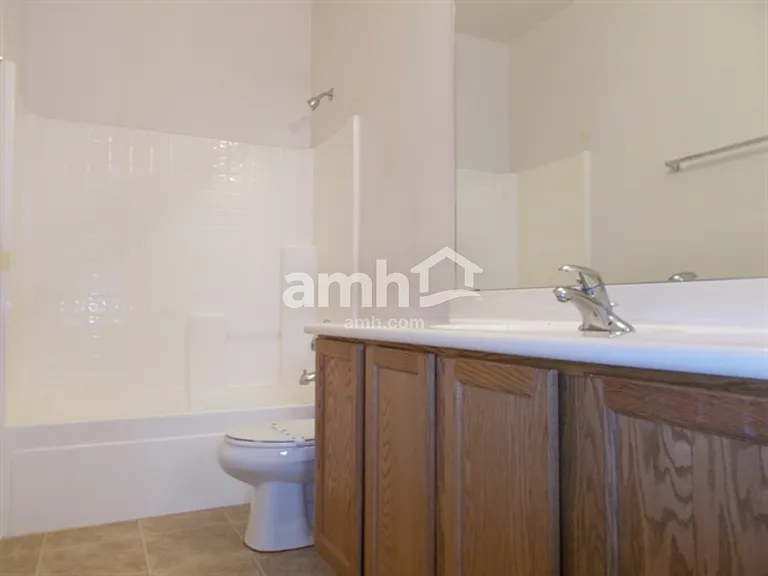 11621 W Lincoln St — Photo 7