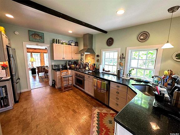 4th image of 165 Sterling St