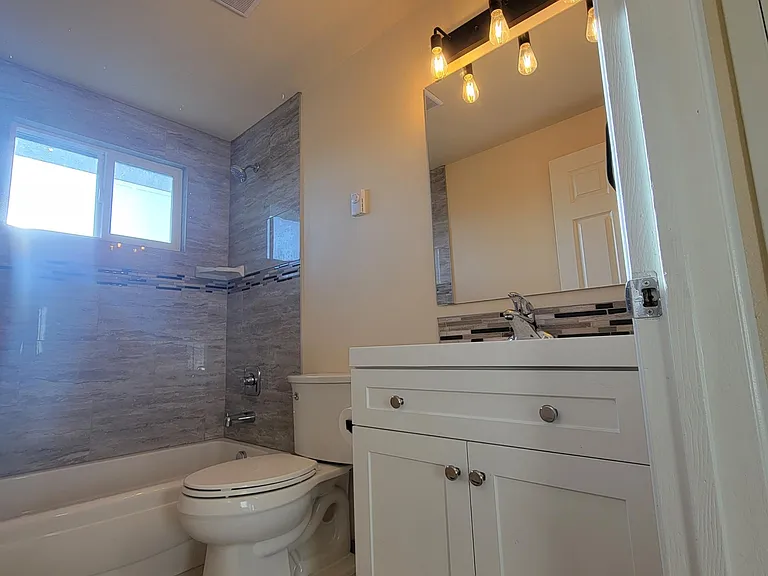 1117 N Adams St — Photo 4