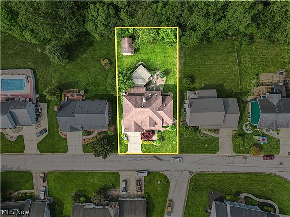 3rd image of 1215 Greenmont Cir