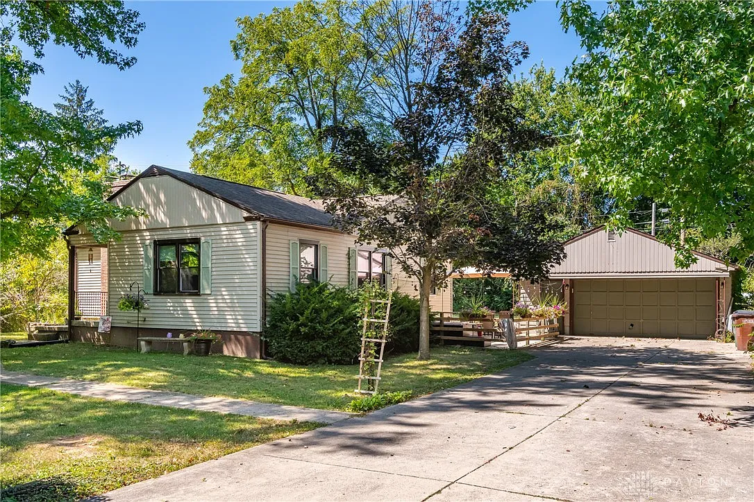 717 Woodlawn Ave photo 1