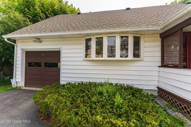 2nd image of 2284 Nelson Drive