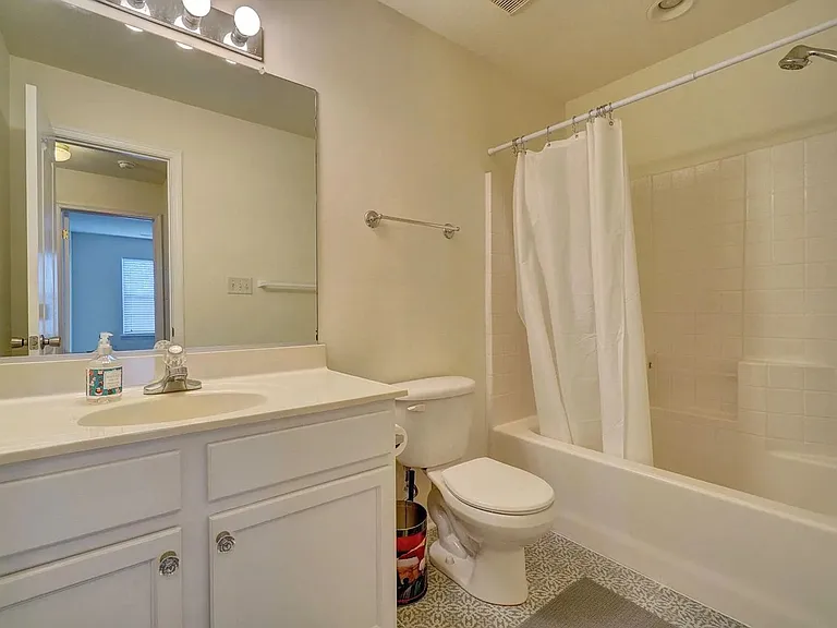 2230 Livingston St — Photo 14
