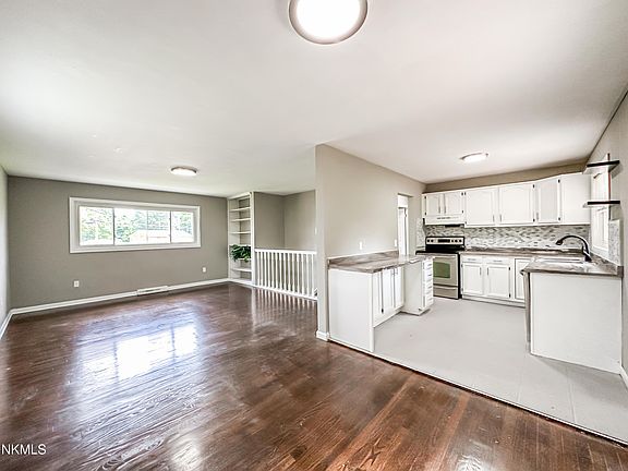 5th image of 515 Rosary Dr