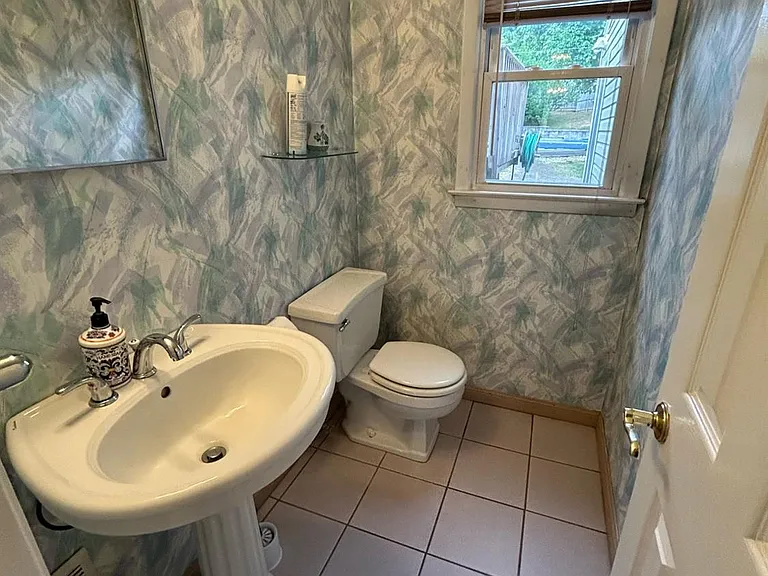 8 Julie Dr — Photo 12
