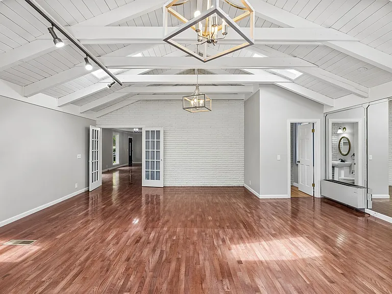 326 Draper Cir — Photo 10