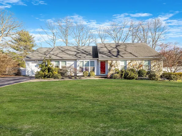 26 Oak Meadow Road, Commack, NY 11725