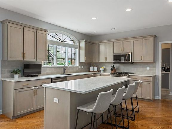 4th image of 44 Cherry Hill Ct