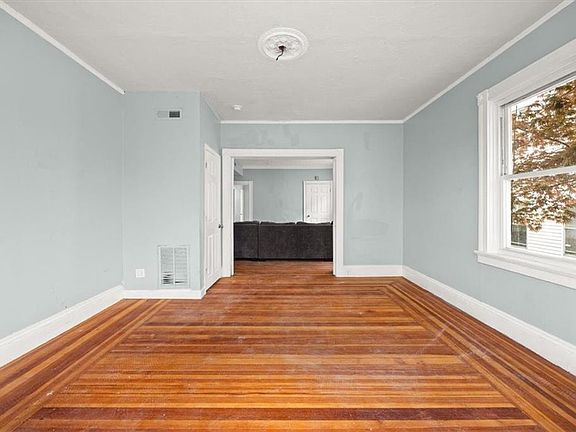 3rd image of 310 Orms St