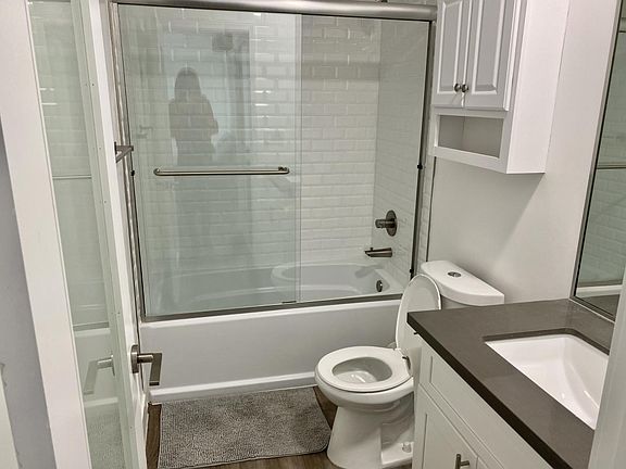 5th image of 1527 Granville Ave #4A