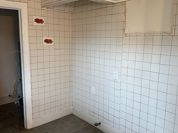 5th image of 1549 W 54th St #1555
