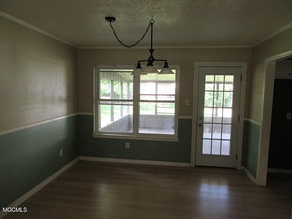 4th image of 3403 Queen Elizabeth Dr
