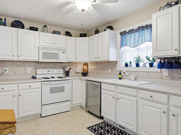 4th image of 585 Silver Leaf Dr