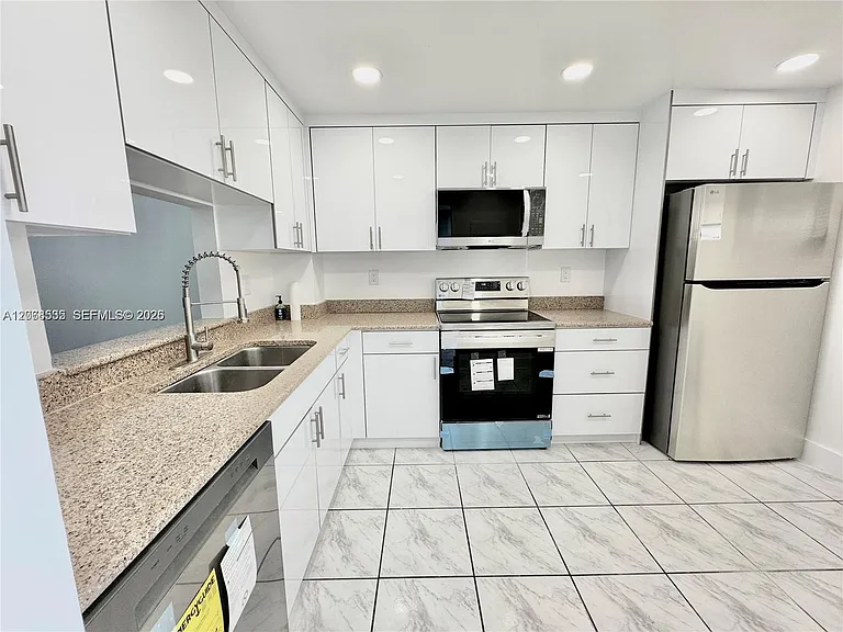 1075 Riverside Dr #302 — Photo 4