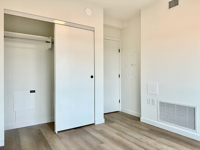 2488 Granville St — Photo 93