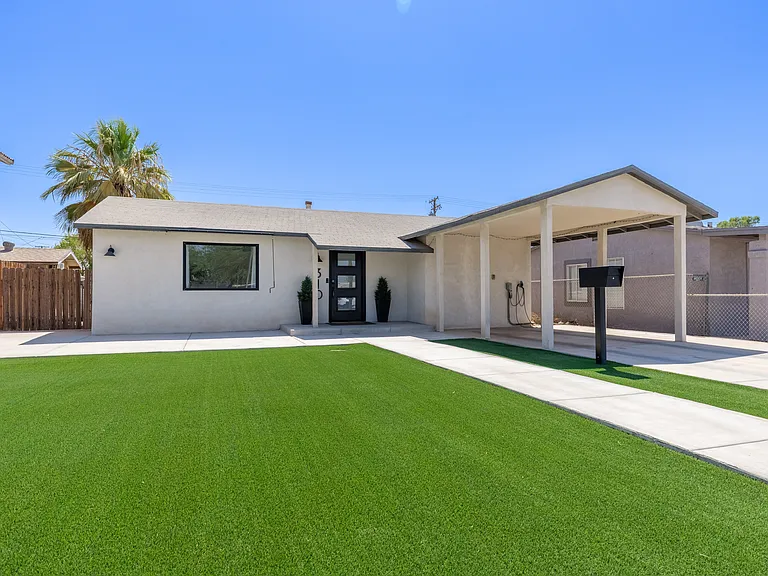 310 S D St — Photo 1